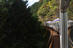 Der Nankai-Konzern, Partnerbahn der MOB: Typische Landschaft auf der Bergstrecke, oberhalb Kii Hosokawa.