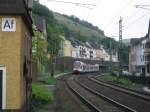 Für den Betrieb auf dem rechtsrheinischen Rheingaunetz zwischen Frankfurt/Wiesbaden und Neuwied beschaffte VIAS insgesamt 19 vier- und fünfteilige Stadler Flirt, hier verläßt ein
