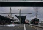 Die Bildidee hat nicht ganz unter die Brücke gepasst: SNCF 241-A-65, SBB RABDe 511 als IR nach Zürich, ein Seehas und natürlich der schöne Bahnhofsturm von Konstanz.