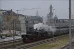 Weihnachtsmarktdampffahrt der Eisenbahnfreunde Zollernbahn.

52 7596 rangiert ihren Zug in Konstanz auf die Güterzuggleise. Dezember 2023.