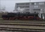 Weihnachtsmarktdampffahrt der Eisenbahnfreunde Zollernbahn.

52 7596 rangiert ihren Zug in Konstanz auf die Güterzuggleise. Dezember 2023.