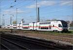 Die künftige Gäubahn ab Fahrplanwechsel.

Es sollen die ehemaligen Westbahnzüge eingesetzt werden. Hier in Radolfzell steht -mit  Schweizer Parklicht - der IC 4106 mit der vorderen Steuerwagennummer 4010 106, mit voller Nummer 91 85 4010 106-1 CH-DB. Die einzelnen Wagen lauten fortlaufend 106, 206, 306, 406, 506 und 606. Im Bild der hintere Steuerwagen mit erster Klasse 4010 606.

Interessant ist dabei die Nummer nach dem österreichischen Elektro-Triebwagennummern in den Viertausenderzahlen, die Immatrikulierung im Schweizer Register mit 85 und die deutsche Besitzerin DB.

Die Daten zum Zug hat Armin wunderbar zusammengefasst ( http://igschieneschweiz.startbilder.de/bild/schweiz~triebzuege~spezifikationen-der-baureihen/787881/der-sechsteilige-stadler-kiss179-4010-029.html ), das dürfte sich mit dem anderen Farbkleid nicht geändert haben.

Oktober 2022.