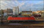 Für den Gegenzug IC 184 macht sich 120 133-7 parat und setzt sich dabei ins rechte Licht.