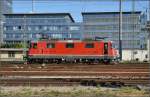 Re 4/4 II 11198 mit Durchblick in Singen.