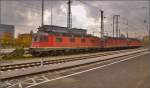 Ungewohnter Anblick in Singen, drei Re 6/6 warten auf ihren Einsatz vor Güterzügen im Gotthardverkehr.