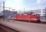 Am Bahnhof von Singen (Hohentwil): Lok 143 923, noch mit der DR-Anschrift.