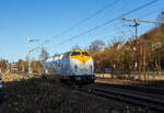 Die V 270.09 alias 221 121-7 (92 80 1221 121-7 D-SGL), eine V 200.1 der SGL Schienen Güter Logistik GmbH (Dachau), fährt am 05 März 2026 auf Tfzf (Triebfahrzeugfahrt) / als Lz (Lokzug) durch Siegen-Eiserfeld in Richtung Köln. Die SGL Schienen Güter Logistik GmbH ist seit Herbst 2023 Teil der tschechischen EP Logistik International a.s. in Prag.

Die V 200.1 wurde 1964 von der Krauss-Maffei AG in München-Allach) unter der Fabriknummer 19241 gebaut und als V 200 121 an die Deutsche Bundesbahn geliefert.
Bezeichnungen und Eigentümer waren:
• 1964-1968: DB V 200 121 (Deutsche Bundesbahn)
• 1968-1989: DB 221 121-7 (Deutsche Bundesbahn)
• 1989-2002: ΟΣΕ A 427 (OSE- Organismós Sidirodrómon Elládos / griechische Eisenbahn)
• 2002-2009: 221 121-7 (PE - Prignitzer Eisenbahn GmbH)
• seit 2009: V 270.09 alias 221 121-7 (92 80 1221 121-7 D-SGL) der SGL - Schienen Güter Logistik GmbH, Dachau

Ende 1988 erwarb die ΟΣΕ (Griechische Staatsbahn) 20 Lokomotiven der Baureihe V 200.1 von der DB und ließ sie in Deutschland und Italien technisch und optisch aufarbeiten. 2002 wurde die Lok A 415 zusammen den anderen 19 Lokomotiven der Baureihe durch die PE - Prignitzer Eisenbahn GmbH von der ΟΣΕ - Organismós Sidirodrómon Elládos übernommen und per Schiff zurück nach Deutschland transportiert. 2009 wurde die Lok an die SGL - Schienen Güter Logistik GmbH abgegeben und erhielt zum 29.September 2009 eine Untersuchung mit Neulackierung in den Farben hellgrau-schwarz. Zudem bekam die Lok neue MTU-Motoren. Nach der Untersuchung im Spätsommer 2018 zeigte sich die Lok in einer weiß-gelben Lackierung. 

Eingebaute Motoren:
Von 1964 bis 2009: 2 Stück Maybach Mercedes-Benz Dieselmotor vom Typ OM 835 Ab (MB 835 Ab), ein V12-Zylinder-Viertakt- Dieselmotor mit Kolbenkühlung, mit einem Hubraum von 78.254 cm³ bzw. 78,25 Liter (Bohrung 190 mm x 230 mm Hub) und einer Leistung von je 1.350 PS.

seit 2009: 2 Stück MTU - Motoren- und Turbinenunion (Friedrichshafen), Typ 12V 4000 R41, ein wassergekühlten V12-Zylinder-Dieselmotor mit Abgasturbolader und Ladeluftkühlung, mit einem Hubraum von 57.199 cm³ bzw. 57,2 Liter (Bohrung 170 mm x 210 mm Hub) und einer Leistung von je 2.000 PS.

Bei der DB-Baureihe V 200.1 handelt es sich um eine Diesellokomotive der Deutschen Bundesbahn. Von 1962 bis 1965 wurden insgesamt 50 Lokomotiven beschafft, ab 1968 wird sie als Baureihe 221 geführt.  Die Baureihe V 200.1 ist eine Weiterentwicklung der Baureihe V 200.0. Von der Baureihe V 200.0 unterscheidet sich die V 200.1 im Wesentlichen durch die stärkeren Antriebsmotoren von 2 × 1.350 PS gegenüber 2 × 1.100 PS. Die Höchstgeschwindigkeit beträgt 140 km/h. Diese wurden notwendig, da durch das gestiegene Verkehrsaufkommen die Züge länger und schwerer geworden waren. Dadurch kamen die Lokomotiven der Baureihe V 200.0 an ihre Leistungsgrenzen, was nicht selten zu Verspätungen führte. Das höhere Gewicht der neuen Motoren wurde zum Teil durch den Einsatz von Leichtbaustoffen und die Verwendung eines leichteren Kessels für die Dampfheizung wieder ausgeglichen. Die Leichtbauweise führte zu Beginn der 1980er Jahre zu zunehmenden Korrosionsschäden. Der hohe Unterhaltungsaufwand der zweimotorigen Lokomotiven und der rückläufige Güterverkehr im Ruhrgebiet führte bis Ende Mai 1988 zur Ausmusterung der Maschinen.
