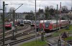 Dieser Tage streiken mal nicht Fahrzeuge, Weichen oder Signale im gro�en Kanton, sondern die Mitarbeiter.

Die Abstellanlage des Bahnhof Konstanz auf Kreuzlinger Germarkung ist gut belegt. Von links 146 231 ohne einen streikenden Dosto-Steuerwagen, daf�r mit 146 237(?) als Sandwich. 4010 005, versteckt RABe 521 208 'Singen', hintereinander RABe 521 203 und RABe 521 207, 146 239 und 146 230 jeweils mit Schwarzwaldbahnzug. M�rz 2023.