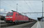 Die DB 185 mit einem langen, leeren Autowagenzug auf dem Weg nach Deutschland.