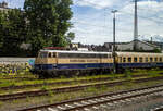Es sind noch Bügelfalten E 10 im Einsatz. Am16 Mai 2024 konnte ich auch einem Zug heraus in Köln-West die CBB 110 383-7 alias/eigentlich 115 383-2 (91 80 6115 383-2 D-CBB) der Centralbahn GmbH (Mönchengladbach) sehen und ablichten. Die Lok war hier Schlussläufer von einem sehr langen Sonder- oder Partyzug mit 12 Wagen der CBB, als Zuglok war vorne die 111 074-1 „Hilde“ (91 80 6111 074-1 D-DB) der DB Gebrauchtzug.

Die Bügelfalte (E 10) wurde 1965 von der Krauss-Maffei AG in München-Allach unter der Fabriknummer 19158 gebaut, die Elektrik ist von den SSW - Siemens-Schuckert-Werke in Berlin. Sie wurde als E 10 383 an die Deutsche Bundesbahn geliefert. Mit der Einführung des EDV-Nummernsystems wurde sie zum 01.01.1968 zur DB 110 383-7, zum 01.07.2005 ging sie an die DB AutoZug GmbH und wurde so nun zur DB 115 459-0 als solche kam sie 2015 zur DB Fernverkehr AG und wurde zum 16.07.2015 dort ausgemustert. 

Die Lok wurde am 6.September 2016 durch die Centralbahn GmbH erworben und nach Mönchengladbach überführt. Seit Mitte Oktober 2016 ist die in kobaltblau-beiger Farbgebung neu lackierte Lok wieder betriebsfähig.

Warum Baureihe 115 und nicht 110:
Seit 2005 wurden über dreißig 110 und 113 von DB Regio an die damalige DB AutoZug (heute verschmolzen auf die Muttergesellschaft DB Fernverkehr) abgegeben. Um diese Maschinen buchhalterisch besser trennen zu können, erhielten die betroffenen 110 (die technisch E10/110er blieben) seit 2006 nach und nach die neue Baureihenbezeichnung 115 und wurden nach Berlin-Rummelsburg umstationiert, so dass erstmals Maschinen dieser Bauart in Ostdeutschland beheimatet waren.

Das Einsatzfeld der Lokomotiven waren Autozüge, außerdem verrichten sie diverse Übergabedienste und waren teilweise vor Fernzügen, wie zum Beispiel auf der Linie Berlin–Warschau im Einsatz. Im Februar 2020 wurden die 115 198 und 115 261 als letzte Lokomotiven dieser Baureihe abgestellt, sie waren zuletzt als Heizlokomotiven in Berlin-Rummelsburg eingesetzt