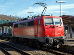 So ganz ohne Logo, wirkt eine Lok doch irgendwie „nackt“, zumal wie wenn sie einfarbig ist...
Die 111 213-5 (91 80 6111 213-5 D-ZUG) der smart rail GmbH (M�nchen) f�hrt am 02.03.2023 auf Tfzf (Triebfahrzeugfahrt) durch den Bahnhof Betzdorf (Sieg) in Richtung Siegen.

Die Lok wurde 1984 von der Krauss-Maffei AG in M�nchen-Allach unter der Fabriknummer 19920 gebaut und als 111 213-5 an die Deutsche Bundesbahn geliefert. Bis 2021 war sie im Bestand der DB Regio AG. Ich gehe mal davon aus, man wird die Lok wohl bald in einer neuen Farbvariante sehen.

Die Baureihe 111 ist die Nachfolgerin der Schnellzuglok-Baureihe 110. Weil nach Ende der 110er-Produktion noch immer Bedarf an weiteren schnellfahrenden E-Loks bestand, wurde Anfang der 1970er Jahre von der damaligen Deutschen Bundesbahn entschieden, auf Basis bew�hrter Teile der Baureihe 110 die Nachfolgereihe 111 zu entwickeln.

Besonderes Augenmerk legte man dabei auf die Verbesserung der Laufruhe bei hohen Geschwindigkeiten durch neue Drehgestelle und verbesserte Arbeitsbedingungen f�r den Lokf�hrer. Hierzu wurde vom Bundesbahn-Zentralamt in M�nchen und dem Hersteller Krauss-Maffei der DB-Einheitsf�hrerstand entwickelt, der nach neuesten ergonomischen Erkenntnissen gestaltet wurde und bis heute bei den meisten Neubau-Lokomotiven und Steuerwagen zum Einsatz kommt.


Die Konstruktion der Baureihe 111 lehnt sich im wesentlich an die der Baureihe 110 an, wurde jedoch in Teilen entscheidend verbessert bzw. erweitert. Im mechanischen Teil ist dabei insbesondere auf die neuartigen Drehgestelle zu verweisen; die Rads�tze werden hierin �ber Lemniskatenlenker gef�hrt. F�r die Abst�tzung des Lokkastens kommen Flexicoilfedern zum Einsatz. Im elektrischen Teil der Baureihe 111 wurden die Fahrmotoren WB 372 der Baureihen 110 und 140 und deren Transformator weiterverwendet. Nachdem die Antriebskr�fte urspr�nglich �ber einen Gummiring-Kardanantrieb �hnlich dem der Baureihe 103 �bertragen werden sollten, blieb man nach Versuchen mit der dazu umgebauten 110 466 beim bew�hrten Gummiringfederantrieb der Baureihe 110, da der Antrieb der Baureihe 103 erst jenseits von 160 km/h wesentliche Vorteile hatte. Auf dem Dach waren die neuen Einholm-Stromabnehmer Bauart SBS 65 vorgesehen, welche jedoch bei den Maschinen der ersten bis dritten Serie (111 001–146) nur zum Teil verwendet wurden und kurz darauf wieder abgebaut und gegen Scherenstromabnehmer der Bauart DBS 54 ausgetauscht wurden, da die Einholmstromabnehmer f�r die Baureihe 103 ben�tigt wurden. Deshalb fahren Loks der ersten Serien teilweise bis heute mit Scheren-Stromabnehmern DBS 54a. Ab 111 147 wurde dann ausnahmslos der SBS 65 verwendet, ab der f�nften Bauserie (ab 111 179) dessen Weiterentwicklung SBS 81. Bei den vier Maschinen 111 103–105 und 109 wurde Anfang der 1980er Jahre mit dem WBL 79 ein neuer Stromabnehmer getestet, der entgegen aller bis dahin verwendeten Einholmstromabnehmer sein Gelenk zur Lokmitte hin gerichtet hatte.

Die Platzierung des Trafos aufrecht in der Mitte des Maschinenraums wurde beibehalten, die Aufteilung des Maschinenraums jedoch so modifiziert, dass es vor und hinter dem Transformator nur einen mittigen Maschinenraumgang gibt. Die Schaltung der Fahrmotoren erfolgt in bew�hrter Manier hochspannungsseitig mittels elektromotorisch betriebenen Schaltwerk in 28 Fahrstufen �ber Thyristor-Lastschalter. Die Motoren k�nnen als elektrische Bremse genutzt werden, sie arbeiten dann jeder auf einen eigenen Bremswiderstand. Bremsleistung und Bremskraft konnten im Vergleich zur Baureihe 110 gesteigert werden. Die entstehende W�rme wird �ber Dachl�fter abgef�hrt, welche nun vom Bremsstrom angetrieben werden. Geregelt wird die Bremse �ber einen Hallgenerator, wie er bereits bei der letzten 110er-Serie zum Einsatz kam. Neben der elektrischen Bremse sind auch eine mehrl�sige Druckluftbremse, eine pneumatische, direkt wirkende Zusatzbremse sowie je Drehgestell eine Spindelhandbremse vorhanden. Bei Betriebsbremsungen werden �ber das F�hrerbremsventil die indirekte und �ber den gekuppelt mitgef�hrten Bremssteller die elektrische Bremse angesteuert, mit deren Wirksamkeit die indirekte Druckluftbremse der Lok deaktiviert wird. Lediglich bei Schnellbremsungen wirken sowohl Druckluft- wie auch die elektrische Bremse. F�llt die Elektrische Bremse aus, steht sofort in vollem Umfang die indirekte Druckluftbremse zur Verf�gung. Gegenw�rtig wird bei den 111ern ein elektronischer Gleitschutz nachger�stet, welcher sowohl auf die Druckluft- wie auch die Elektrische Bremse wirkt, nachdem die 111 in den Herbstmonaten stets zur Flachstellenbildung neigte.


Von den Loks der Baureihe 111 wurden zwischen 1974 bis 1984 insgesamt 227 St�ck von verschiedenen Herstellern (AEG, BBC, Henschel, Krauss-Maffei, Krupp, Siemens) gebaut, 222 St�ck sind noch im Bestand der DB. 

Eingesetzt werden die 160 km/h schnellen Lokomotiven heute vorwiegend im Regional- und Nahverkehr, w�hrend bei der Indienststellung auch der leichte Personen-Fernverkehr zu ihrem Aufgabengebiet geh�rte.

Technische Daten:
Spurweite: 1.435 mm
Achsformel: Bo'Bo'
L�nge �ber Puffer: 16.750 mm
H�he: 4.489 mm
Breite: 3.130 mm
Drehzapfenabstand: 7.900 mm
Achsabstand im Drehgestell:  3.400 mm
Dienstgewicht:  83,0 t
Stundenleistung: 4�925 kW = 3.700 kW
Dauerleistung:  4�905 kW = 3.620 kW
Dienstgewicht: 83 t 
Anfahrzugkraft: 274 kN
Dauerleistung  der elektrischen Bremse: 3.600 kW
H�chstgeschwindigkeit: 160 km/h