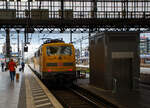 Die 111 059-2 (91 80 6111 059-2 D-DBMP) der DB InfraGO AG, ex DB Netz AG / DB Netz Instandhaltung – Fahrwegmessung am 21 Oktober 2025, mit einem Messzug der DB Systemtechnik GmbH (Minden/Westf.), im Hauptbahnhof Köln.

Die Lok wurde 1976 von Henschel & Sohn in Kassel unter der Fabriknummer 31905 gebaut und an die Deutsche Bundesbahn geliefert. Im Jahr 20014 ging sie von der DB Regio Hessen an die DB Netz AG (heute DB InfraGO AG). 

Der Zug bestand zudem aus dem Einheitsmesswagen D-DB 63 80 99-92 007-3 Dienstüm 313 und dem Steuerwagen D-DB 73 80 80-91 310-1 Bpmbdzf 296.3.

Der Steuerwagen ist ein ehemaliger 2. Klasse behindertengerechter InterCity-Steuerwagen mit Fahrradabteil, heute mit Messarbeitsplätzen. Insgesamt sollen fünf dieser Steuerwagen von der DB Systemtechnik übernommen worden sein. Dieser Wagen wurde 1990 vom Raw Halberstadt unter der Fabriknummer 90.Bm167 und als D-DR 51 50 21-80 078-1 der Gattung Bm 2180 eingereiht. Zum 01.01.1994 ging er als D-DB 51 80 21-80 078-5 Bom 281.1 in den Bestand der DB AG über. 1999 wurde er im PFA Weiden (Partner für Fahrzeugausstattung GmbH) zum InterCity-Steuerwagen D-DB 73 80 80-90 110-6 Bpmbdzf 297.3 der DB Fernverkehr AG umgebaut. Der Steuerwagen, 2. Klasse, behindertengerecht, mit Fahrradabteil wurde 2002 zum D-DB 73 80 80-91 310-1 Bpmbdzf 296.3 umgebaut, von 2006 im „München-Nürnberg-Express“ im Einsatz bis er 2021 an die DB Systemtechnik. Heute beherbergt der Steuerwagen hinter dem Führerstand nun 3 Messarbeitsplätze. Der Wagen findet im Wendezugbetrieb bis 200 km/h auf dem Netz der Deutschen Bahn AG als eigenständiger Messwagen oder in Verbindung mit Einheitsmesswagen Verwendung. Der Wagen hat die RIC Zulassung für eine Höchstgeschwindigkeit von 200 km/h.

Der Einheitsmesswagen wurde 1976 von MBB (ex WMD - Waggon- und Maschinenbau GmbH Donauwörth) unter der Fabriknummer 09036 als Einheitsmeßwagen der Gattung Dienstüm 313. Die Wagen entsprachen in der technischen Ausführung und Fahrleistungen den DB Reisezugwagen und waren für Höchstgeschwindigkeiten bis 300 km/h zugelassen. Alle Dienstüm 313 waren mit einer Grund-Messausrüstung ausgestattet, die aus einer digitalen Geschwindigkeits-, Weg- und Zeitmesseinrichtung, einer Analogregistrierung, Zug-Druckkraft-Messgeräten und einer Mess- und Meldeanlage für die Achslagertemperatur bestand. 

In enger Zusammenarbeit mit der Deutschen Bundesbahn entwickelte und fertigt MBB Einheitsmesswagen für Schnellfahrversuche bis 300 km/h. Bei gleicher Grundkonzeption und entsprechender Ausrüstung werden die Fahrzeuge für Fahrleitungs- und Leistungsmessungen eingesetzt. 
Folgende Untersuchungen sind durchführbar: 
•	Laufverhalten der Schienenfahrzeuge bei 200 km/h und mehr,
•	aerodynamisches Verhalten bei Zugbegegnungen und Vorbeifahrt an Bauwerken,
•	Geräuschentwicklung,
•	Bremswirkung,
•	Zugkraftmessung,
•	Überprüfung des Oberbaus,
•	Leistungsmessung, sowie 
•	das Verhalten der Fahrleitung und Stromabnehmer bei 200 km/h und mehr.

Die Messwagen entsprechen den Bestimmungen für den internationalen Verkehr, den Vorschriften und technischen Lieferbedingungen der Deutschen Bundesbahn, den UIC- und RIC-Vorschriften und sind somit in vielen europäischen Länder zugelassen.

Der Wagenkasten besteht aus einer robusten Schweißkonstruktion in Profilbauweise aus Stahl in der Güte St 37 bzw. St 52. Die Ausführung und Ausstattung entspricht dem bei deutschen Reisezugwagen mit hohem Komfort. Schalldämmung und Wärmeisolierung, erschütterungsfreier Einbau von Verkleidungen, Wänden, Decken und Schränken,  wartungsleichte und verschleißarme Bauteile sowie zweckmäßige Gestaltung der Arbeits- und Wohnräume standen bei der Konzipierung des wagenbaulichen Teils im Vordergrund.

Die Messwagen sind in folgende Räume aufgeteilt: 
-	Führerstand 1 (Hauptführerstand), 
-	Dieselraum, 
-	Material- und Werkzeuglager, Werkstatt, 
-	Messraum, 
-	Auswerteraum,
-	Wohn- und Schlafkabine mit Waschgelegenheit, 
-	Küche mit elektr, Kocher, Spülbecken u. Kühlschrank, 
-	WC mit Waschgelegenheit, 
-	Garderobe, 
-	Führerstand 2. 

Die beiden Führerstände an den Kopfenden sind mit Kontrollgeräten und einer Gegensprechanlage zur Verbindung mit dem Lokführer ausgerüstet. 

Im Werkstattraum sind die Schaltschränke für Hoch- und Niederspannung sowie für die Klimaanlage untergebracht. Eine Werkbank vervollständigt die Ausstattung. Im Messraum sind Stahlschränke für die Messausrüstung, die mit der installierten Standard-E-Ausstattung verdrahtet werden kann, eingebaut. 
Alle Wagen dieser Bauart sind mit einer Grund-Messausrüstung ausgestattet, die aus einer digitalen Geschwindigkeits-, Weg- und Zeitmesseinrichtung, einer Analogregistrierung, Zug-Druckkraft-Messgeräten und einer Mess- und Meldeanlage für die Achslagertemperatur besteht. Eine Besprechungsanlage mit Vielfachgegensprechtechnik ermöglicht die Kommunikation innerhalb des Messwagens.

Der Auswerteraum ist mit einer Eckbank, einem Tisch und Sesseln eingerichtet.

TECHNISCHE DATEN des Einheitsmesswagen D(Mess)m 313.0:
Spurweite: 1.435 mm (Normalspur)
Länge über Puffer: 26.400 mm
Drehzapfenabstand: 19.000 mm
Achsstand im Drehgestell:  2.500 mm
Laufraddurchmesser: 950 mm (neu)
Drehgestelle: Bauart Minden- Deutz, schwer
Dienstgewicht: 61,5 t
Zul. Höchstgeschwindigkeit: 200 km/h
