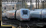 Der Bahnhof Bern - 

Eine kleine Serie mit der Einfahrt eines ICE 4 in den Berner Bahnhof.

Über die Weichenstraße fahrend müssen sich jetzt die vorderen Wagen ganz schön gegeneinander verschieben, während die weiteren Wagen noch über den leichten Buckel hinweg müssen.

07.03.2025