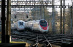 Der Bahnhof Bern - 

Eine kleine Serie mit der Einfahrt eines ICE 4 in den Berner Bahnhof.

Draußen auf dem Lorraineviadukt taucht rechts neben dem ICE ein Hochgeschwindigkeitszug der Baureihe RABe 503 auf und fährt langsam mit einer Linksdrehung des Steuerwagen, während sich jetzt auch der ICE 4 in Bewegung setzt und einen leichten Buckel macht. Der Güterzug hat für seine Einfahrt jetzt Platz gemacht.

07.03.2025