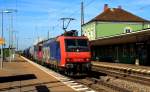 Mit einer 421 im Schlepp befördert 482 020-5 der SBB Cargo einen Tankzug in Richung Süden (Müllheim/Baden 07.08.2015).