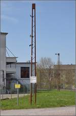Anschlussverwendung der Oberleitungsmasten der badischen Staatsbahn in L�rrach-Brombach an einem ehemaligen Werksgleis.