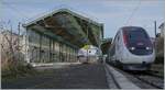 Der inoui TGV 6504 wartet in der Zugsausgangsstation Evian les Bains auf die Abfahrt nach Paris Gare de Lyon um 13:18. Der Zug bestehend aus dem Euroduplex Rame 804.

12. Februar 2022