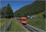 Der SNCF Z 850 N° 52 (94 87 0001 854-2F-SNCF) hat vor Kurzem den im Hintergrund zu erkennenden Bahnhof von Vallorcine verlassen und fährt nun als TER 18988 nach Les Houches.