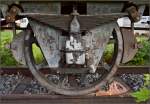 Unterschiedliche Achslager am Güterwagen M4 257, Achslager mit dem Label der Jura-Simplon-Bahn.