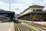 Ein Blick auf den Bahnhof Domodossola am 08.05.2024, auf Gleis 2 ein RABe 503 der SBB.