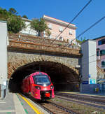 Zwei gekuppelte Trenitalia „pop“, der ETR 104 078 und hinten der ETR 104 070, zwei vierteilige Alstom Coradia Stream, mit Werbung für den Giro d’Italia, verlassen am 21.07.2022 im Bahnhof von Riomaggiore (Cinque Terre) und fahren als Cinque Terre Express weiter in Richtung 
Levanto.

Für die Fahrt mit den Cinque Terre Express muss man ein Ticket lösen, z.B. Trenitalia nationale Tageskarten gelten hier nicht.