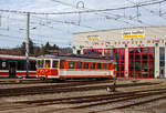 Ein ehemaliger Schweizer nun in Oberösterreich:
Der Schmalspur-Elektro-Triebwagen 23 112 ET B4 „Gmunden“ (Arbeitstriebwagen) der Stern & Hafferl Verkehrsgesellschaft m.b.H. (StH), Lokalbahn Gmunden–Vorchdorf, steht am 14 Januar 2025 beim Bahnhof Vorchdorf-Eggenberg vor der Remise der Stern & Hafferl. Der ET ist der ehemalige Schweizer ET WSB Be 4/4 8 der Wynental- und Suhrentalbahn, wie der WSB Nr. 7, wurde dieser 1954 von der SWS (Schweizerische Wagons- und Aufzügefabrik AG in Schlieren-Zürich) gebaut. Die Elektrotriebwagen wurden 1998/99 nach Österreich an die Stern & Hafferl Verkehrsgesellschaft verkauft.

TECHNISCHE DATEN:
Spurweite: 1.000 mm (Meterspur)
Achsformel: Bo' Bo'
Länge: 17.150 mm
Drehzapfenabstand: 11.450 mm
Achsabstand im Drehgestell: 1.800 mm
Dienstgewicht: 28.000 kg
Dauerleistung: 376 kW
Raddurchmesser: 770 mm (neu)
Stromsystem: 750 V DC (=)	
Stromübertragung: Oberleitung
Anzahl der Fahrmotoren: 4
Sitzplätze: 48

Die Lokalbahn Gmunden–Vorchdorf, ehemals Traunseebahn, ist eine meterspurige Lokalbahn in Oberösterreich. 2018 wurde die Strecke mit der Straßenbahn Gmunden verbunden. Seitdem verkehren die Züge unter dem Markennamen Traunseetram durchgehend zwischen Gmunden Bahnhof und dem Bahnhof Vorchdorf-Eggenberg. 

Die Lokalbahn wird mit 750 Volt Gleichstrom betrieben. Sie befindet sich im Besitz der am 27. April 1912 gegründeten Lokalbahn Gmunden-Vorchdorf AG. Der Betrieb wird von Stern & Hafferl Verkehrsgesellschaft m.b.H. geführt, jenem Unternehmen, das für die Bauführung verantwortlich war und das im Rahmen der Linienplanung die Absicht verfolgte, in den von der Bahn berührten Ortschaften (sowie auch in Altaussee) elektrische Lichtanlagen einzuführen und zwei nächstgelegenen Wirtschaftsunternehmen auch Arbeitsstrom zur Verfügung zu stellen.

