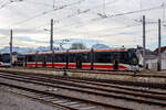 Der fünfteilige Meterspur-Straßenbahn-Triebwagen StH ET 127 der Stern & Hafferl Verkehrsgesellschaft m.b.H.hat am 14 Januar 2025 gerade sein Ziel den Bahnhof Vorchdorf-Eggenberg, als Linie 161 von Gmunden Bahnhof erreicht. Es ist ein fünfteiliger STADLER Zweirichtungs-Multigelenk-Stadtbahnwagen in Niederflur-Bauweise vom Typ Tramlink V3 der neuesten Generation (Tramlink 2.0).

Der ET 127 wurde 2016 noch von Vossloh Kiepe im spanischen Werk in Valencia gebaut, die später produzierten Triebwagen wurden dann nach der Übernahme durch STADLER von Stadler Rail Valencia gebaut und geliefert.

Der Tramlink ist eine Produktgruppe drei-, fünf- und siebenteiliger Straßenbahn-Fahrzeuge des Herstellers Stadler Rail Valencia meist in Multigelenkbauweise. Auf den Markt gebracht wurde der Tramlink noch von der Firma Vossloh, welche die Fertigung von Schienenfahrzeugen im spanischen Valencia 2016 an Stadler Rail verkaufte.

Die Tramlink der Stern & Hafferl:
Nach Probefahrten mit einem Siemens Combino der Straßenbahn Nordhausen und einem längeren mietweisen Regeleinsatz von Bombardier Cityrunnern der Innsbrucker Verkehrsbetriebe bestellte Stern & Hafferl im Rahmen einer Ausschreibung im Januar 2014 bei Vossloh Kiepe elf Zweirichtungsfahrzeuge des Typs Tramlink V3 für den Einsatz auf der Traunseebahn und der Attersseebahn (ex Attergaubahn). Produziert wurden sie im spanischen Werk von Vossloh Kiepe bzw. ab Mitte 2016 Stadler Rail in Valencia. Damit die Triebzüge auf der Traunseebahn und der Straßenbahn Gmunden verkehren können, sind sie nach Eisenbahngesetz und Straßenbahnverordnung zugelassen. Mit der Auslieferung wurde im Dezember 2015 begonnen. Seit März 2016 werden die Wagen planmäßig auf der Traunseebahn eingesetzt. Am 1. September 2018 wurde die Traunseebahn mit der Straßenbahn Gmunden zur Traunseetram verbunden und mit Tramlink-Zügen von Stern & Hafferl betrieben.

Der Tramlink 2.0 bietet zusätzlich zu den Produktvorteilen des Vorgängermodells ein neues modulares Innendesign mit vielen neuen Materialien, einer großzügigeren Innenraumaufteilung sowie neuen wartungsfreundlichen Funktionen und stellt damit eine echte Wert- und Qualitätssteigerung für die Tramlink-Produktfamilie dar. Die Zweirichtungsfahrzeuge in Meterspur verfügen über große, helle und barrierefreie Fahrgasträume mit breiten Gängen, einer durchgängigen Niederflur-Bauweise, mehreren Mehrzweckbereichen, einer niedrigen Einstiegshöhe sowie breiten Türen, die den Einstieg erleichtern. Sie garantieren eine sichere, ruhige und komfortable Fahrt. Das kann ich nur bestätigen, man reist sehr angenehm in ihnen. 

Technische Merkmale:
Technologie
– Multigelenk-Stadtbahnwagen
– Zweirichtungsfahrzeug
– Leichtbaukonstruktion aus hochfestem Edelstahl (Duplex)
– Innovatives Drehgestell Konzept mit Achsen für max. Sitzplatzkapazitätskomfort
– Barrierefrei, durchgehend Niederflur-Bauweise
– Helle, freundliche Fahrgasträume, die individuellen Gestaltungsspielraum bieten; HPL-Verkleidungen in Holzoptik
– 2 Einfachtüren und 2 Doppeltüren auf jeder Seite
– Klimatisierte Fahrgasträume und klimatisierter Führerstand
– Mehrzweckbereiche mit zwei Rollstuhlplätzen
– Modernes Fahrgastinformationssystem und Videoüberwachung mit 29“-TFT Panoramabildschirmen

Personal:
– Ergonomisch gestalteter Führerstand mit sehr guter Sicht für den Stadtverkehr Zuverlässigkeit / Verfügbarkeit / Wartbarkeit / Sicherheit
– Gesamtkonstruktion entspricht EN 12663 P-IV und Crash-Norm EN 15227 C-IC und C-III
– Brandschutz: nach EN 45545/DIN 5510
– Gleitschutz (WSP

TECHNISCHE DATEN:
Kunde: Stern & Hafferl Verkehrsgesellschaft, Oberösterreich
Bestand: 11 Fahrzeuge
Fahrzeugart: Zweirichtungs-Multigelenk-Stadtbahnwagen in NF-Bauweise
Inbetriebsetzung: ab 2016
Spurweite: 1.000 mm (Meterspur)
Achsanordnung: Bo’2’Bo’
Fahrzeuglänge: 32.000 mm
Fahrzeugbreite: 2.400 mm
Fahrzeughöhe (Stromabnehmer eingeklappt): 3.560 mm
Einstiegshöhe: 290 mm
Raddurchmesser: 600 mm (neu) /520 mm (abgenutzt)
Stromversorgung 600/750 V DC
Sitzplätze: 75
Stehplätze (4 Pers./m² ): 100
Türen: 2 Einfach- und 2 Doppeltüren pro Seite
Min. Kurvenradius:b 17 m
Antriebsleistung: 4 × 105 kW = 420 kW
Höchstgeschwindigkeit: 70 km/h