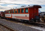 Ein ehemaliger Schweizer, der Buffetwagen mit zwei Plattformen B4bu 20.225 „Traunsteinbar“ der Stern & Hafferl Verkehrsgesellschaft m.b.H. (StH), Lokalbahn Gmunden–Vorchdorf, ist am 14 Januar 2025 beim Bahnhof Vorchdorf-Eggenberg abgestellt.

Der Wagen wurde 1919 von SIG - Schweizerischen Industrie-Gesellschaft in Neuhausen am Rheinfall gebaut und an die damalige Worblentalbahn als 3.Klasse Personenwagen der Gattung C4 WT 83 geliefert. Mit der Fusion 1927 mit der BWB zur Vereinigten Bern-Worb-Bahnen (heute Teil der RBS - Regionalbahn Bern–Solothurn) wurde aus dem Wagen der VBW 9. Im Jahr 1975 wurde er dann nach Österreich an die Stern & Hafferl Verkehrsgesellschaft m.b.H. verkauft.

TECHNISCHE DATEN:
Spurweite: 1.000 mm (Meterspur)
Achsanzahl: 4 (2´2´)
Länge: 15.240 mm
Drehzapfenabstand: 8.500 mm
Achsabstand im Drehgestell: 1.500 mm
Eigengewicht: 14.000 kg
Sitzplätze: 27