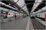 Stadler Doppelstock Fernverkehrszüge in Zürich HB: Links der SBB RABe 512 als RE 57 nach Aarau und rechts ein DB 4010 als IC nach Stuttgart.