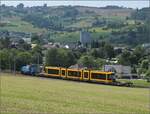 Die Stadler-Werkslok Eem 936 131 liefert eine neue TINA-Strassenbahn nach Darmstadt aus.