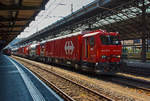 Der Lösch- und Rettungszug (LRZ)  Lausanne  der SBB hat einen liegengebliebenen IR am 29.05.2012 in den Bahnhof Lausanne geschleppt.