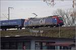Re 482 012-2 beim Grenzübertritt.