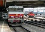 Die SNCF BB 15005 in Basel SNCF war der Vorwand abzudrücken, den Vorwand das Bild hier zu zeigen ist jedoch die SBB Ee 3/3 II 16513 (ex SNCF C20153) im Hintergrund.