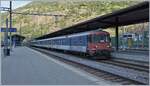 Baubedingte Sperrung der Simplonstrecke zwischen Iselle und Domodossola: Die SBB Re 4/4 II 11161 wartet mit ihrem IR in Brig auf die Abfahrt nach Iselle, wo dann auf einen Autobus umgestiegen werden muss) Der Zug besteht aus folgenden Reisezugwagen: A 50 85 18 35 028-1, B 5085 20 35 265-1, B 50 85 20 316-2 und dem BDt 50 85 82 33 923-2 an der Zugsspitze.

19. August 2020