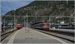 Baubedingte Sperrung der Simplonstrecke zwischen Iselle und Domodossola: Die SBB Re 4/4 II 11161 wartet mit ihrem IR in Brig auf die Abfahrt nach Iselle, wo dann auf einen Autobus umgestiegen werden muss) Der Zug besteht aus folgenden Reisezugwagen: A 50 85 18 35 028-1, B 5085 20 35 265-1, B 50 85 20 316-2 und dem BDt 50 85 82 33 923-2 an der Zugsspitze. 

19. August 2020 
