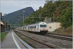 Der BLS RE 3913 von La Chaux-de-Fonds nach Bern wechselt in Chambrelien die Fahrtrichtung und wird nun mit dem  Kambly  EW III Steurwagen N° 990 an der Spitze Richtung Neuchâtel fahren.