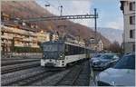 Die MOB GDe4/4 6005 (ex GFM/TPF GDe 4/4 101  Ville de Bulle ) verlässt mit ihrem MOB Panoramic nach einem kurzen Halt den Bahnhof von Chernex in Richtung Montreux.