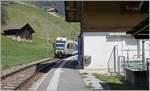 Der BLS RABe 535 113  Lötschbergerin  erreicht auf seiner Fahrt nach Zweisimmen den Bahnhof von Enge im Simmental.