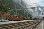 BLS Re 4/4 163 - 165 von 1967, als Ae 4/4 II 263- 265 abgeliefert; die Re 4/4 165  Moutier  verlässt mit einem Tunnelautozug Goppenstein in Richtung Kandersteg.