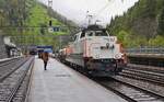 Aufmerksam betrachtet vom bekannten Eisenbahnfotografen Walter Ruetsch rangiert die Alstom Prima H4 002  Katharina  der Rhomberg Sersa Rail Group am 07.05.2024 im Bahnhof Goppenstein. Die RSRG setzt 5 dieser mit einem bimodalen Antriebssystem (E-Motor und Dieselmotor) ausgerüsteten Lokomotiven seit April 2023 ein. Sie entsprechen nicht der Serienausfürung der SBB-Baureihe (Aem 940). 