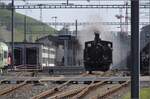 Huttwiler Dampftage. 

Ed 3/4 51 der Bern-Schwarzenburg-Bahn auf Rangierfahrt in Huttwil. Oktober 2023. Links das Festgelände.