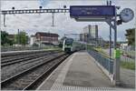 Der BLS 528 105 verlässt als IR nach Bern den Bahnhof Kerzers.