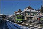 In Langnau wartet der RBDe 566 740 als S 4 nach Thun auf die Abfahrt, jedoch nicht auf dem  logischen  Weg via Konolfingen, sondern via Burgdorf - Bern - Belp.