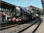 Die SNCF 141 R 568 kam von Vallorbe nach Lausanne und wartet planmässig mit ihrem langen Sonderzug eine gute halbe Stunde auf die Weiterfahrt Richtung Bern.
