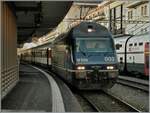Die BLS Re 465 002 wartet mit ihrem IR nach Brig in Lausanne auf die Abfahrt.
