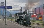 Lokwechsel! Und schon dampft die HG 3/3 1068 der der BDB (Brünig Dampf Bahn) heran um den Zug für die Bergfahrt zu übernehmen. 
Die HG 3/3 1068 ist die aller letzte an die SBB ausgelieferte Dampflok. Sie wurde von der SLM unter der Fabriknummer 3134 im Jahre 1926 an die Brünigbahn übergeben. Nun, nach der officiel aller letzten Dampflok folgt gut zwanzig Jahre später die (wahrscheinlich wirklich) aller letzte SBB Dampflok: der Nachbau der D 1/3  Limmat  von der SLM/Fabriknummer 3937 unter der Verwendung  der SCB Eb 2/4  Spicher  und Mithilfe der SBB Hauptwerkstätte. Heute ist die D 1/3 mit der UIC Nummer  90 85 0000 001-7 in der Obhut von SBB Historic. 

23. Aug. 2025