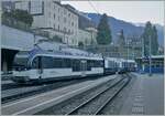 In Montreux rangiert der MOB ABe 4/4 9301 GPX Wagen.