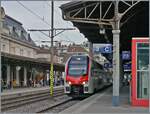 Der RE33 18407 von Annemasse nach St-Maurice erreicht den Bahnhof von Montreux. An der Spitze des Zuge läuft der neue SBB RABe 512 008 (RABe 512 94 85 0 512 008-9 CH-SBB).
Die RABe 512 sollen ab dem Fahrplanwechsel die bisher eingestetzten RABe 511 ersetzten. Weshalb nun bereits schon die Ersatzzüge für die RABe 512 bestellt worden sind, ergibt für mich keine Sinn. 

13. Nov. 2025

