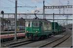 Die BAM Re 4/4 II (UIC 91 85 4420 506 8 CH MBC) hat ihren Zug über die Rollbockgrube den beidne Ge 4/4 übergeben und übernimmt nun ihren vollen Zug für die Fahrt nach Gland.