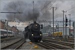 Von St-Sulpice gekommen, rangiert die VVT 52 221 in Neuchâtel, um ihren Extrazug 30502 zum Dampffestival der Blonay-Chamby Bahn nach zu führen.